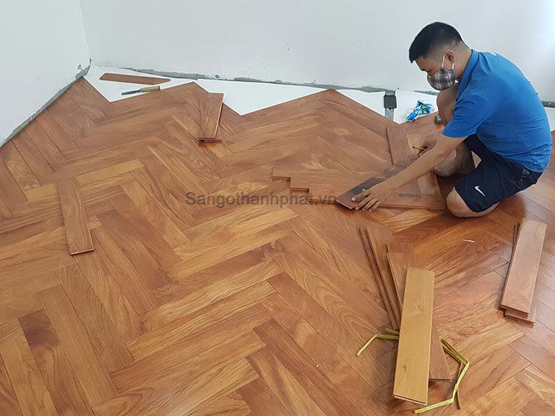 Thợ sàn lắp đặt sàn gỗ