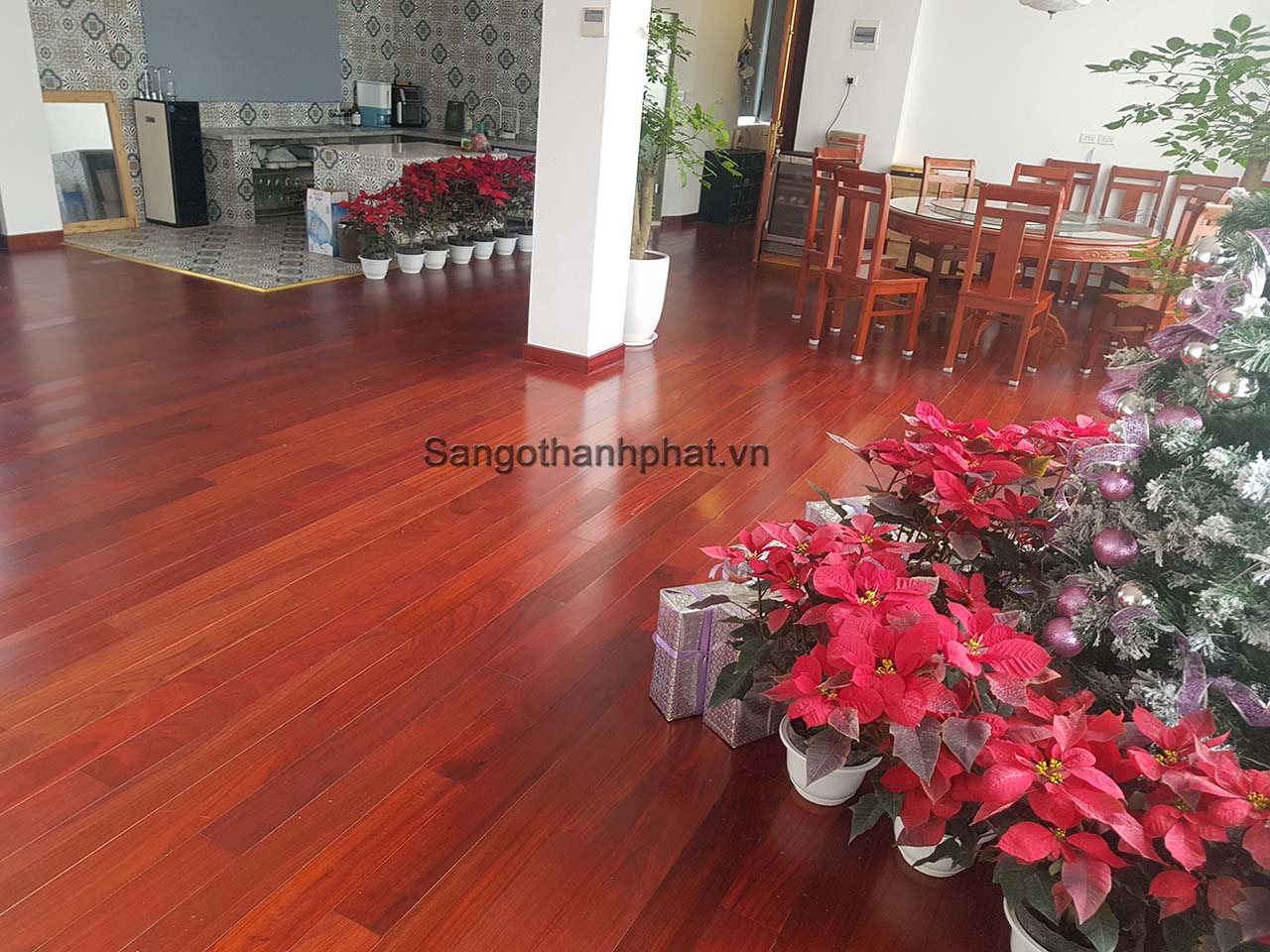 Sàn gỗ Hương đỏ có màu đỏ đặc trưng phù hợp với thị hiếu người Việt