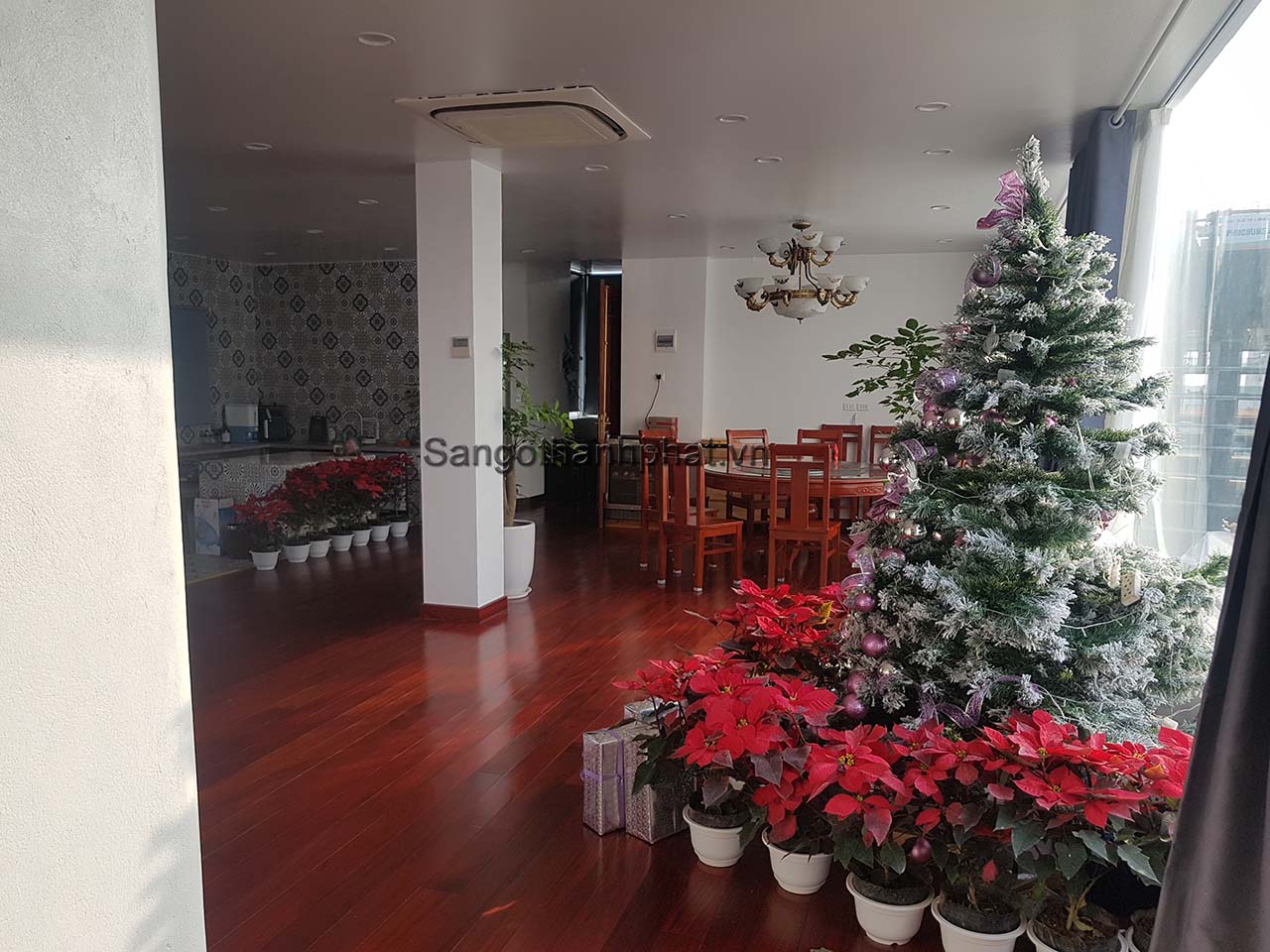 Giá sàn gỗ Hương đỏ thuộc top rẻ trong các dòng sản phẩm sàn gỗ tự nhiên