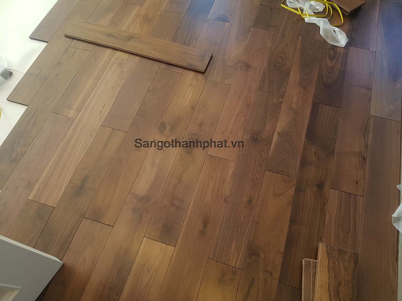 Sàn gỗ Óc chó bản VIP tại ecopark Hưng Yên