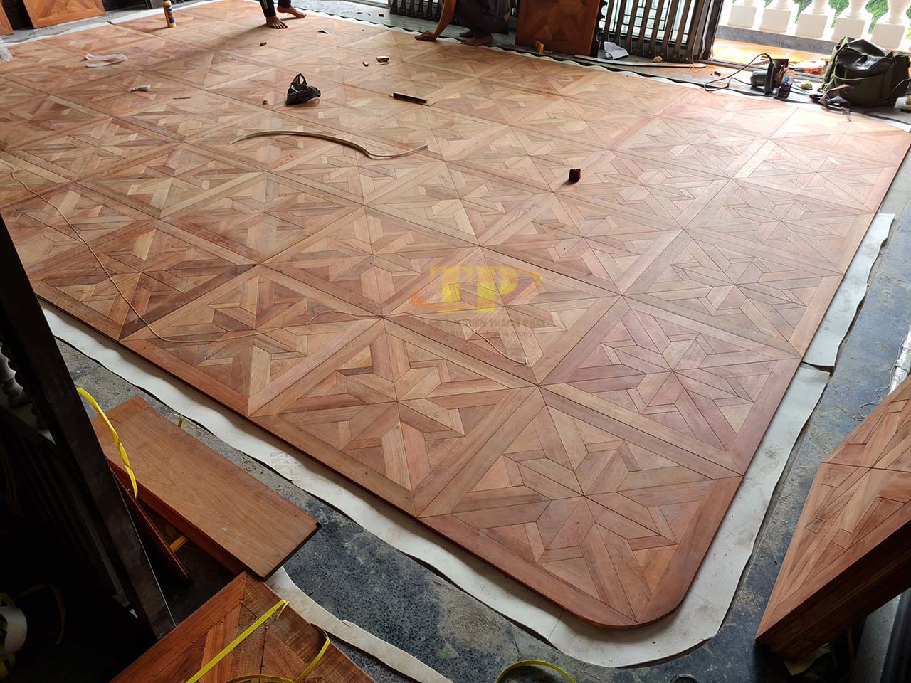Hình ảnh công trình biệt thự Vinhomes Riverside lắp đặt sàn hoa văn gỗ hương mộc (không sơn) và hoàn thiện bề mặt bằng phương pháp lau dầu