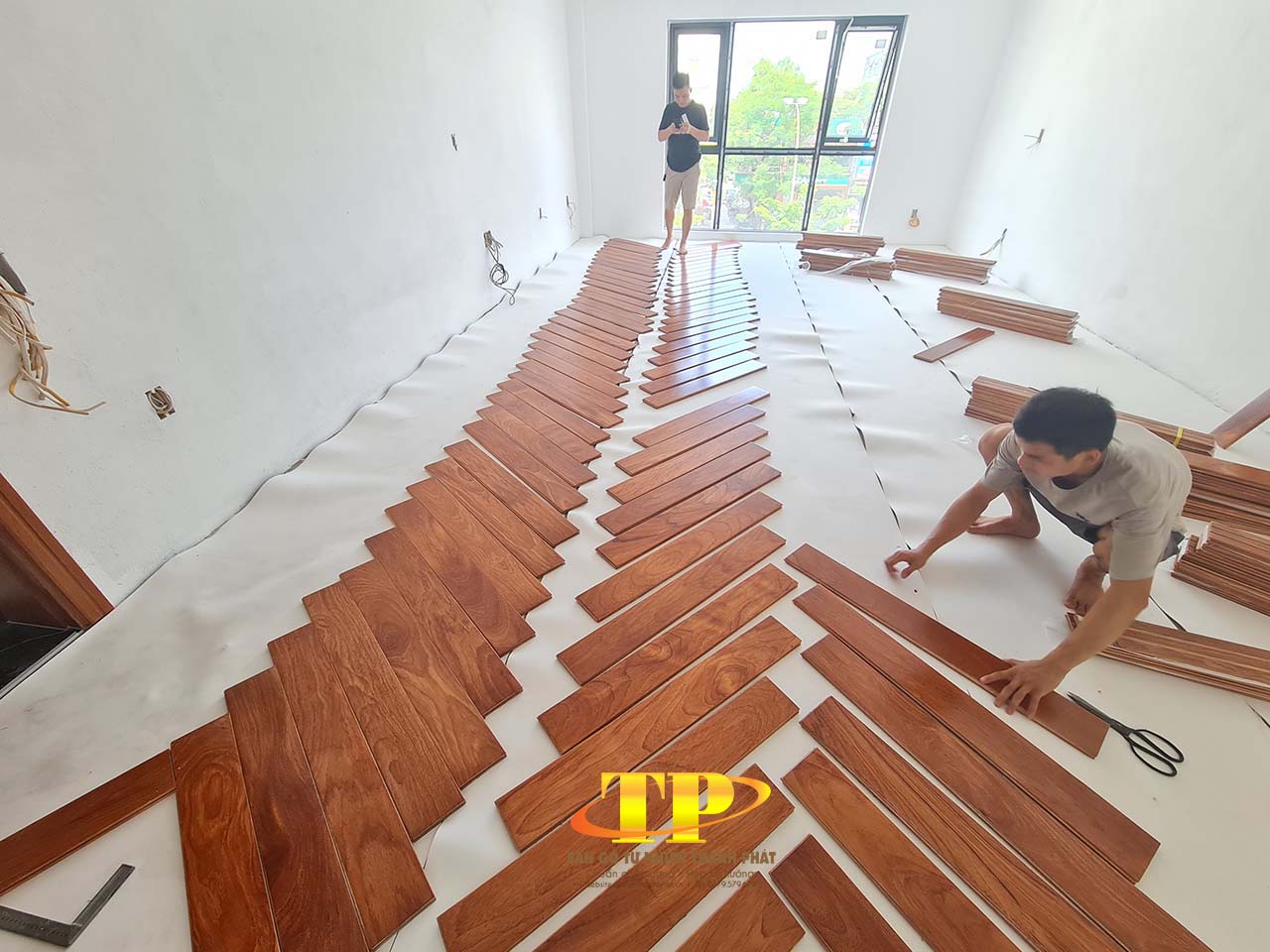 Sàn gỗ được rải ra trước để phân loại, giàn màu cho phù hợp