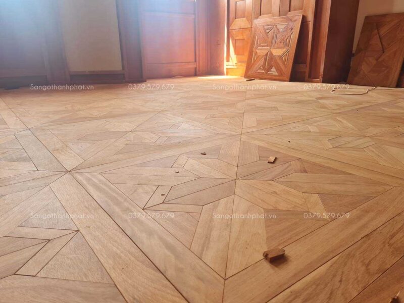 Điểm tinh tế của sàn gỗ hoa văn không chỉ là gỗ quý, hoạ tiết hài hoà mà đường nét hoàn thiện cũng phải hết sức tinh xảo